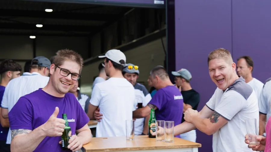 Het team van Iwaarden proost tijdens het bedrijfsfeest