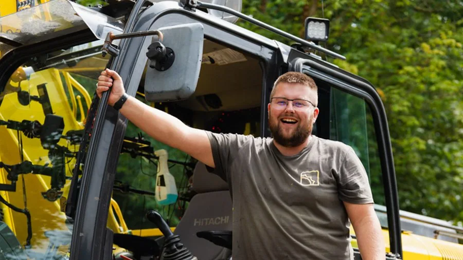 Machinist van Kloosterman bij zijn graafmachine