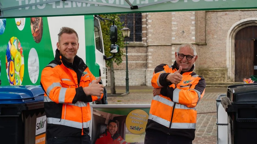 Medewerkers van Saver bij de stand