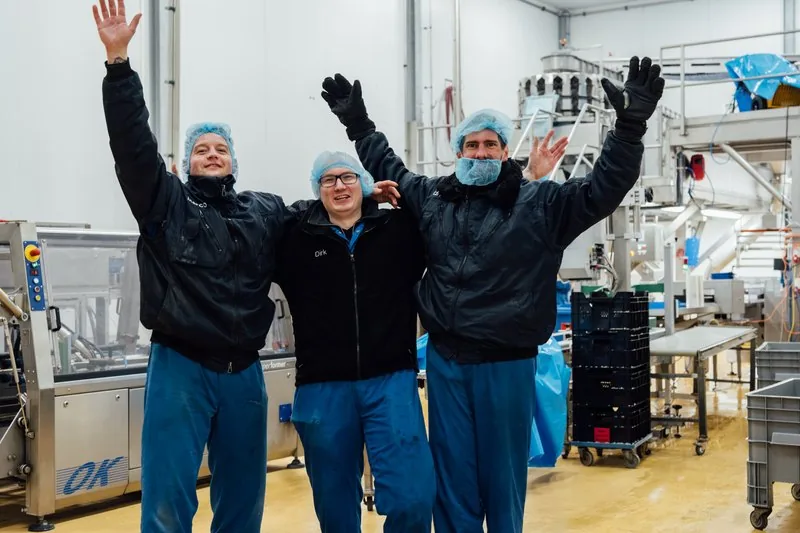 Juichende medewerkers in de productie