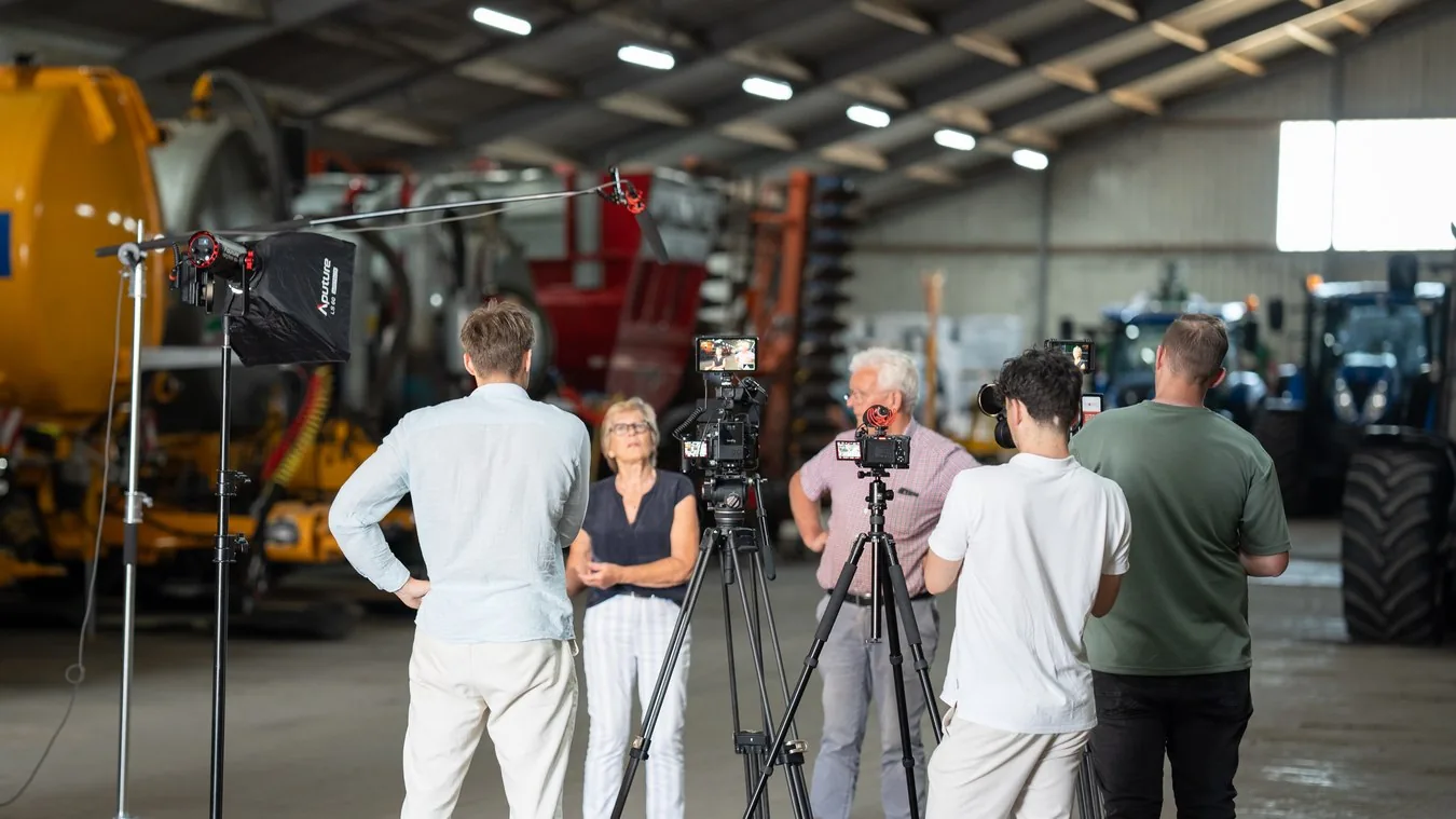 Contentdag op locatie: de crew filmt medewerkers