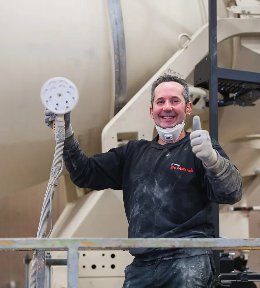 Vakman aan het werk op de installatie