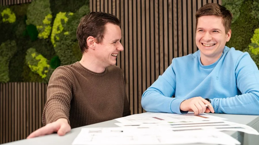 Twee adviseurs van S&W in overleg