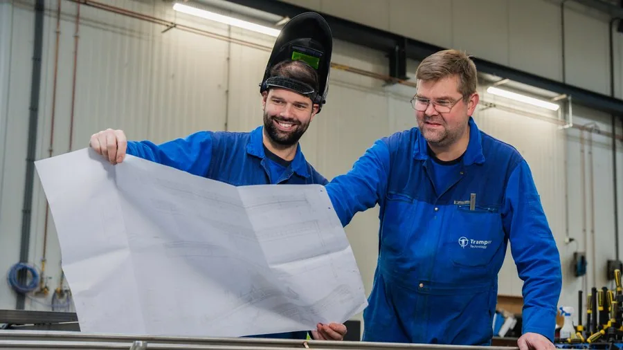 Overleg over de tekening in de werkplaats