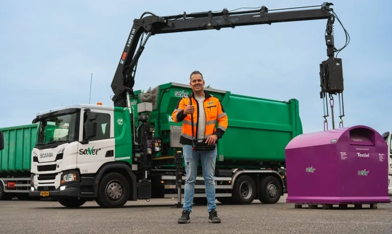 Chauffeur van Saver bij de vuilniswagen